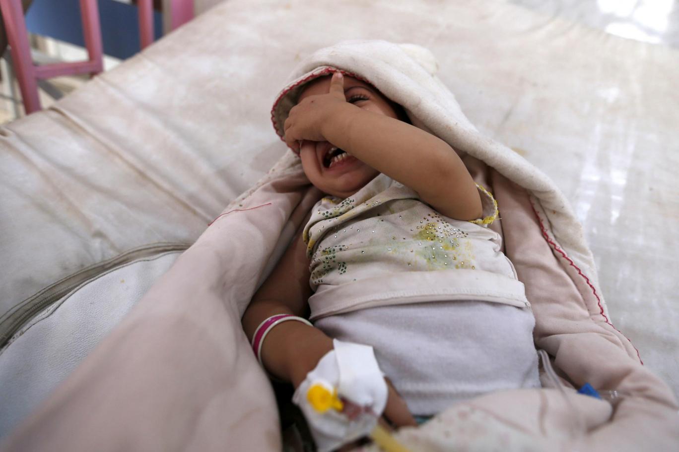 الاندبندنت: بريطانيا وأمريكا تلعبان دورا حاسما في تهيئة ظروف انتشار الكوليرا في اليمن