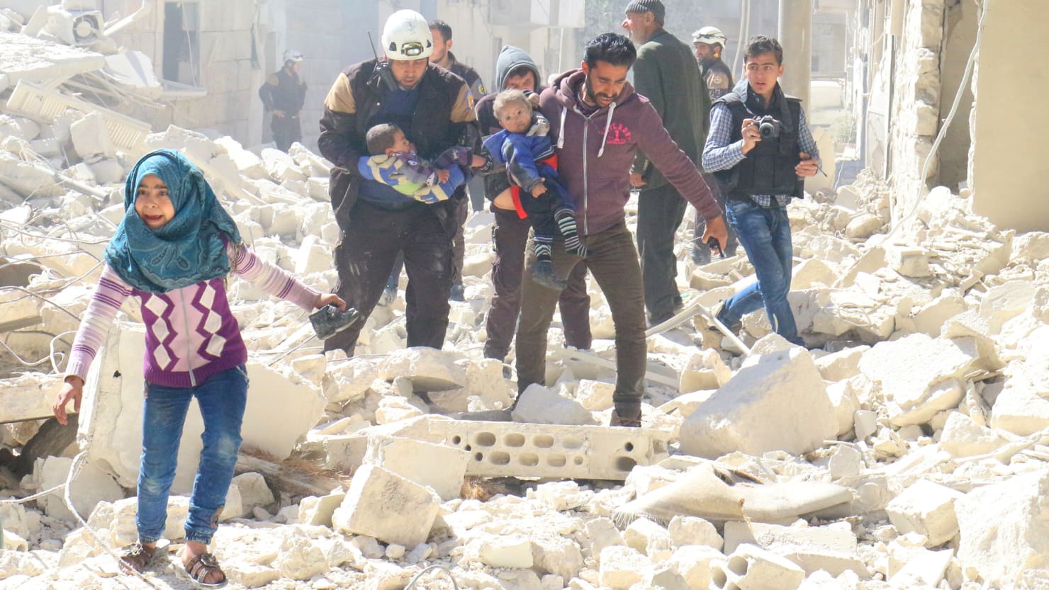 مقتل 19 طفلاً و12 امرأة بقصف أمريكي على الرقة.. والجيش السوري يتقدم 40 كيلومترا يوميا وفيلق الرحمن ينصاع لاتفاق التهدئة