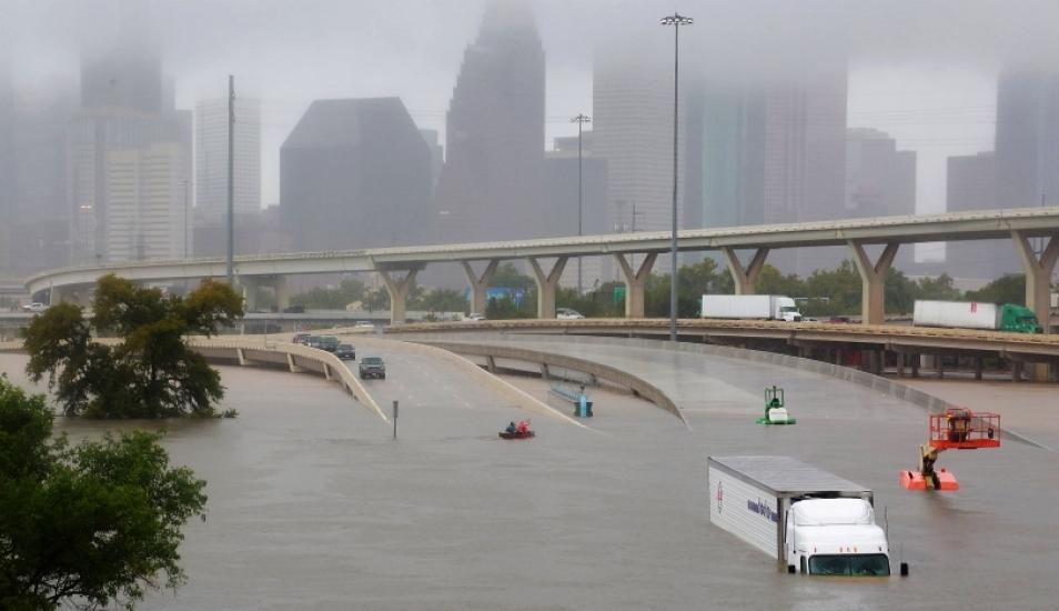 Harvey deja a Houston bajo agua, pero lo peor está aún por venir