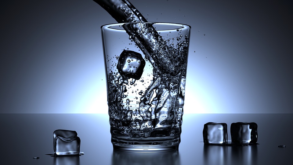 مياه الشرب الغنية بالليثيوم تحمي الدماغ من الخرف