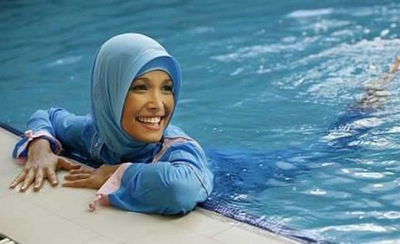 Piden a una mujer que se bañó en burkini en Francia pagar la limpieza de la piscina