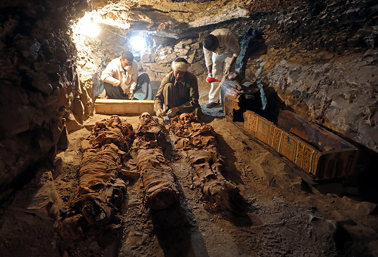 Hallan en Egipto una tumba repleta de momias y de joyas de más de 3.000 años de antigüedad