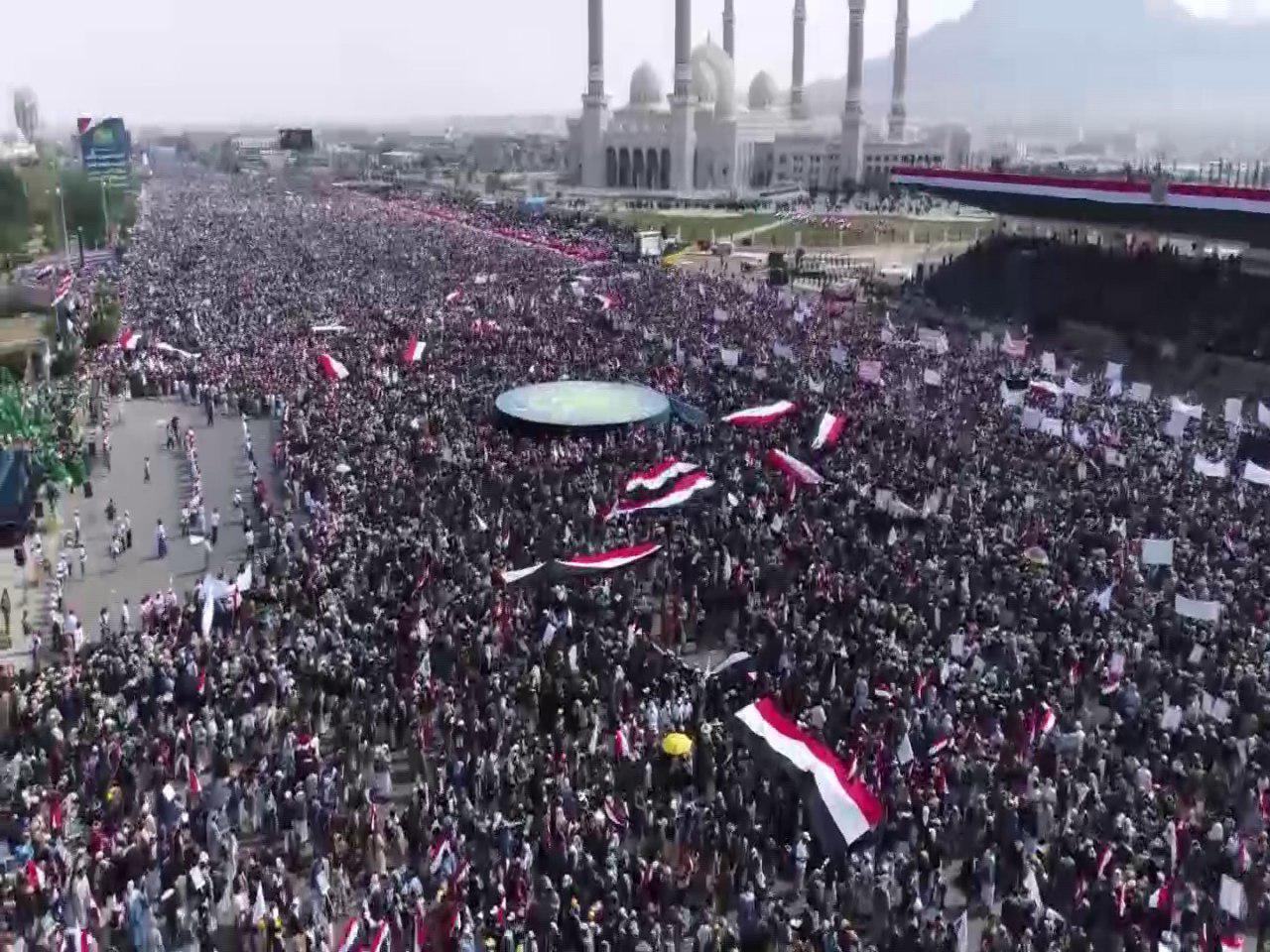 بالصور ..اليمنيون يحيون ذكرى ثورة 21 سبتمبر برسائل التحدي والقوة