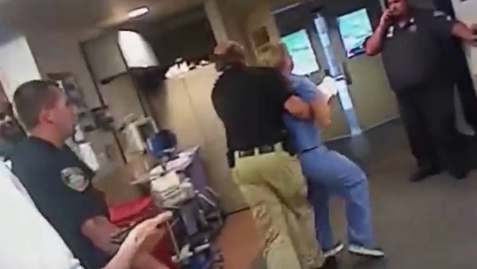 Brutal arresto a una enfermera en un hospital de Estados Unidos por negarse a dar una muestra de sangre de un paciente inconsciente