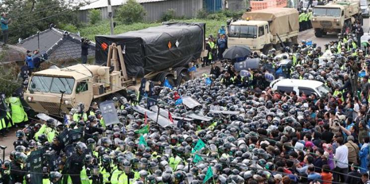 Decenas de heridos en choques entre policía y surcoreanos por despliegue del THAAD