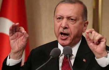 أردوغان يهاجم مليارديراً معروفاً ويتهمه بالسعي لتقسيم البلاد