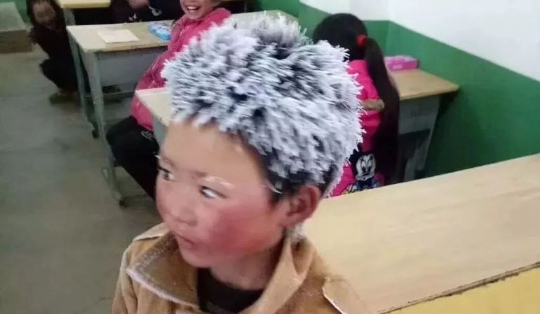 La conmovedora historia del niño que llega congelado al colegio da la vuelta al mundo