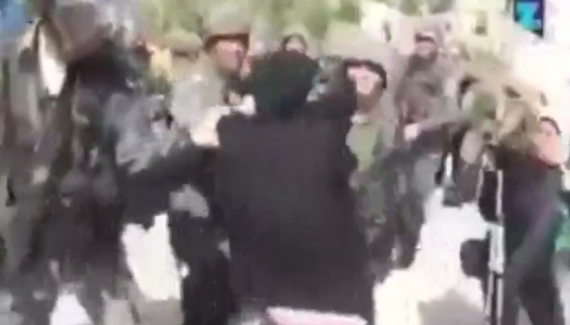 شاهد.. جنود الاحتلال يعتدون على فتاة بطريقة همجية