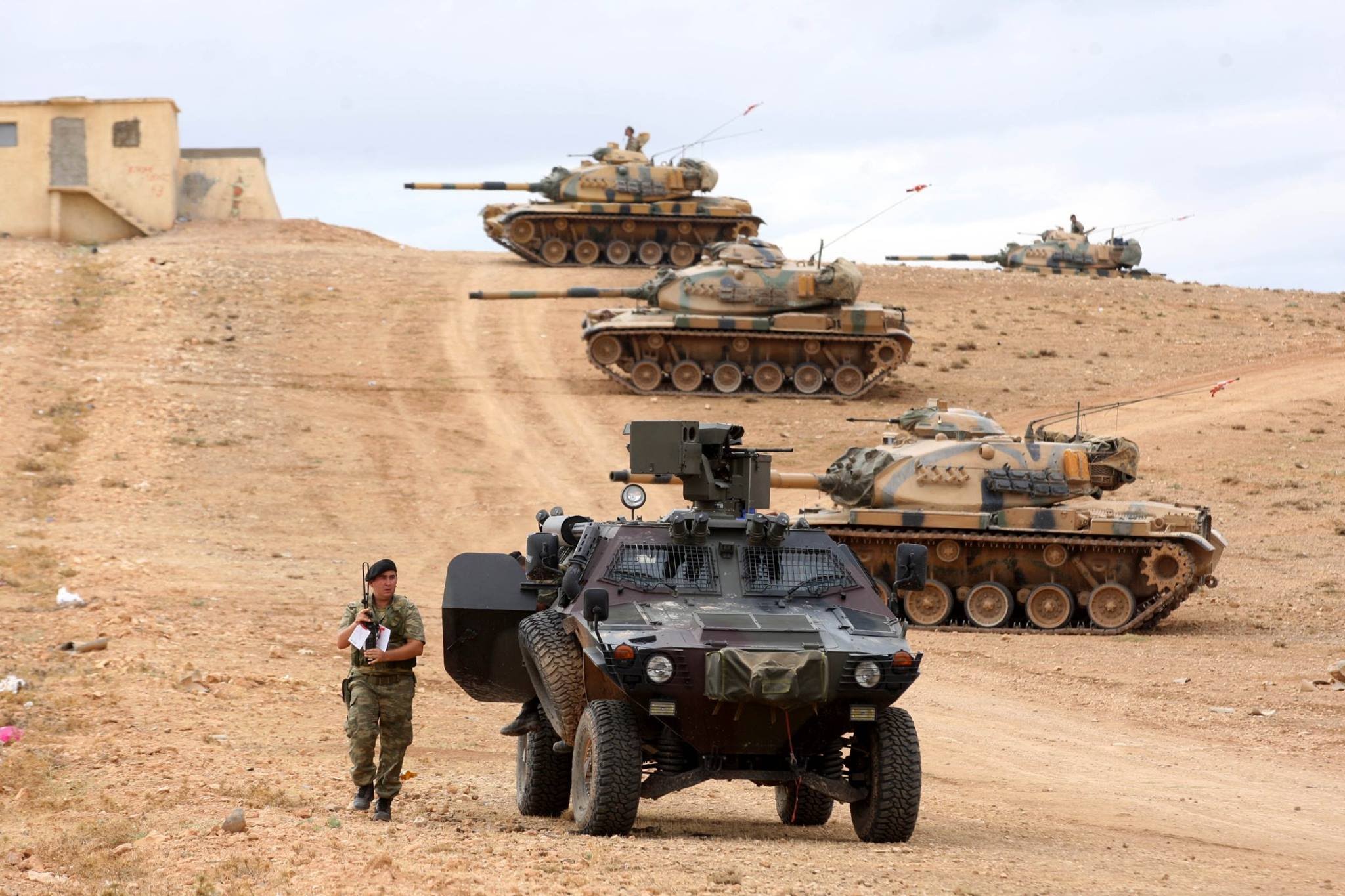 تركيا تحشد قواتها على الحدود السورية وتهدد بوأد قوة تشكلها أمريكا