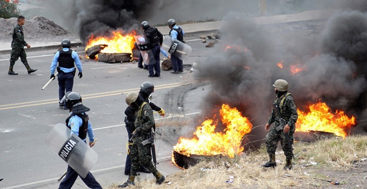 Enfrentamientos entre opositores y agentes de policía dejan un muerto en Honduras