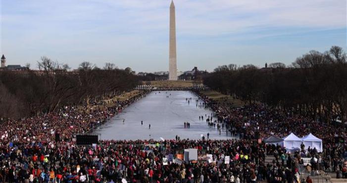 Cientos de miles de estadounidenses protestan contra las políticas de Trump