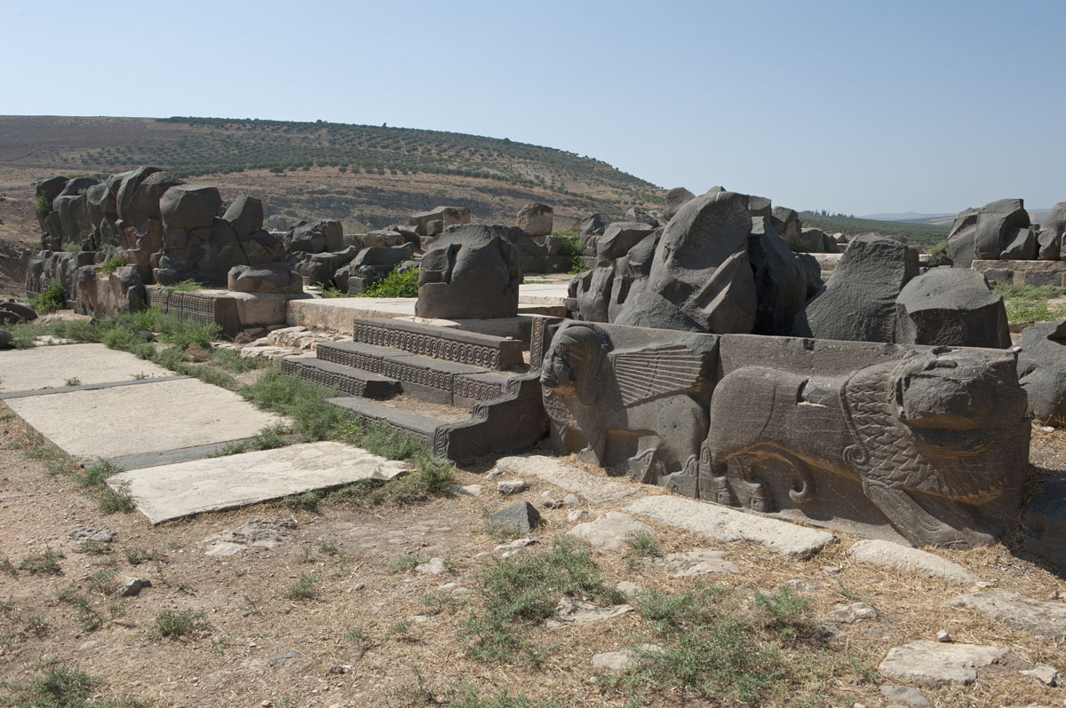 الجيش التركي يدمّر آثار مدينة عفرين السورية