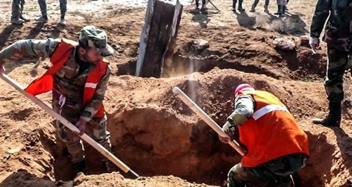 Fuerzas sirias descubren tres fosas comunes en Abu al-Duhur