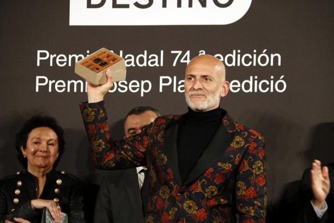 Alejandro Palomas gana el premio Nadal con ‘Un amor’