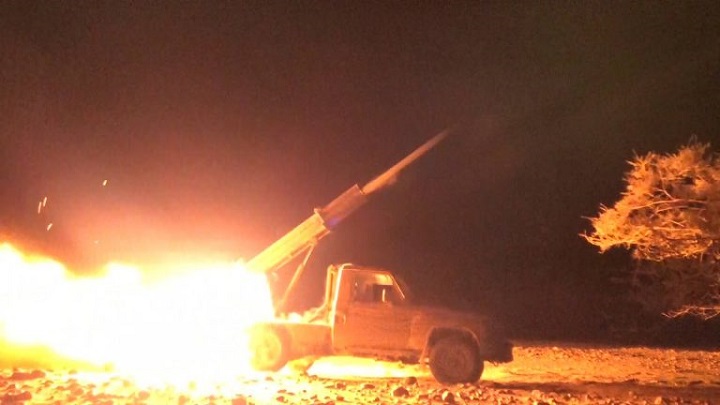 القوات اليمنية واللجان تقصفان مواقع العدوان في جيزان وميدي