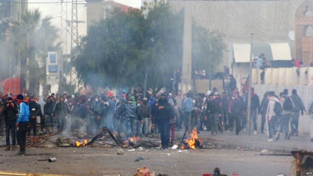 "مشهد 2011 " يتكرر في تونس ، والحكومة تعتبر الاحتجاجات أعمال شغب