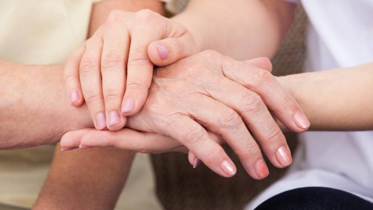 Coger la mano a un paciente puede ayudarle a aliviar su dolor