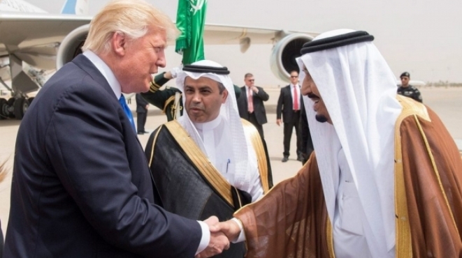 Trump pidió al rey saudí $4.000 millones para sus objetivos en Siria