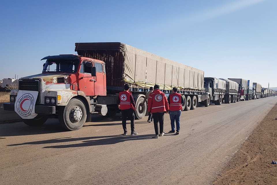قافلة مساعدات تصل عفرين ومسلحو الغوطة يمنعون خروج المدنيين