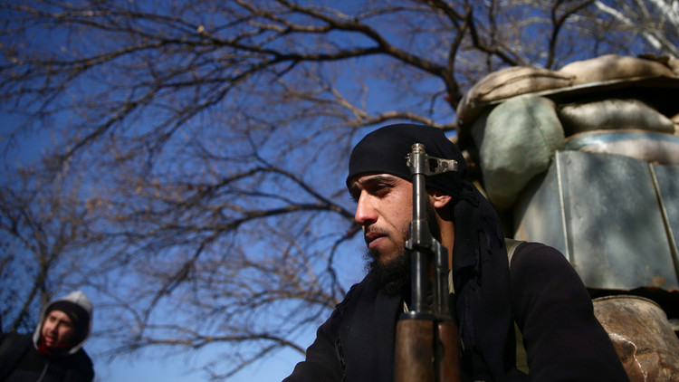 مسلحو أحرار الشام يسلّمون أسلحتهم في حرستا