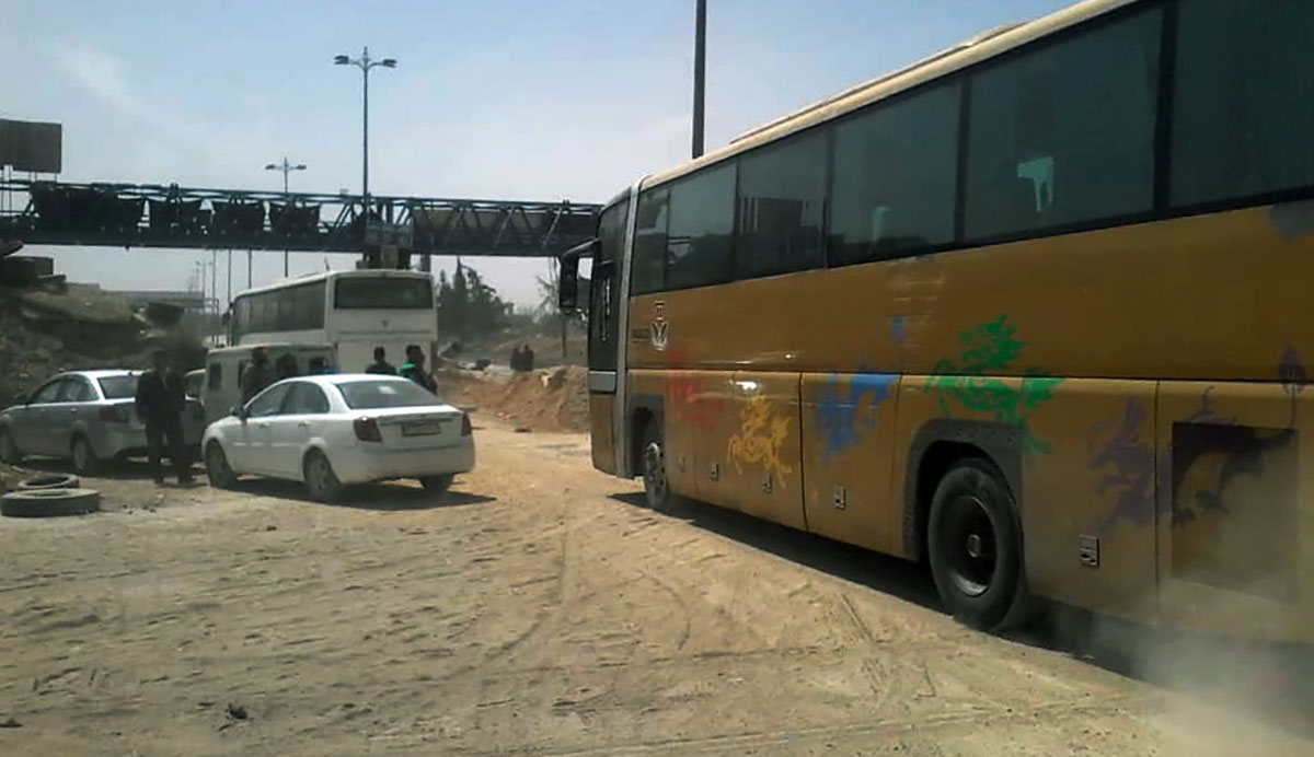 خروج حافلات من حرستا والجيش يكتشف أكبر نفق للمسلحين في الغوطة