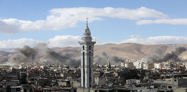 بالصور .. أهالي الغوطة الشرقية يرفعون العلم السوري دعماً لدخول الجيش الى مناطقهم