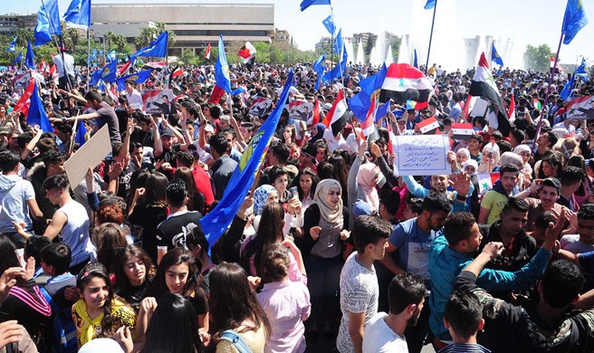 حشد جماهيري واسع في دمشق والرقة تنديداً بالعدوان الثلاثي على سوريا