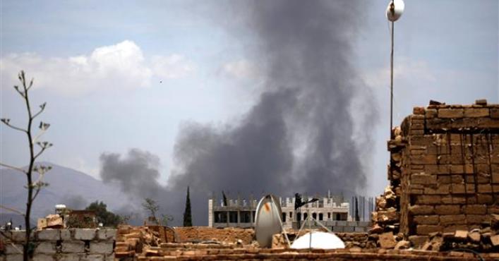 Cazas saudíes atacan el aeropuerto de Saada con bombas de racimo
