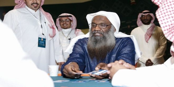 إمام الحرم المكي يفتتح لعبة الورق "البلوت" في السعودية ويثير عاصفة استهزاء كبيرة