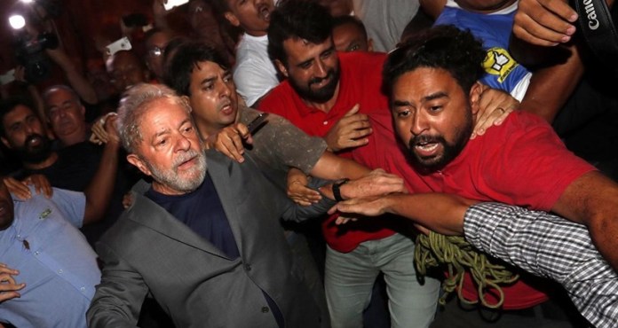 Lula se entrega a la justicia para entrar en prisión