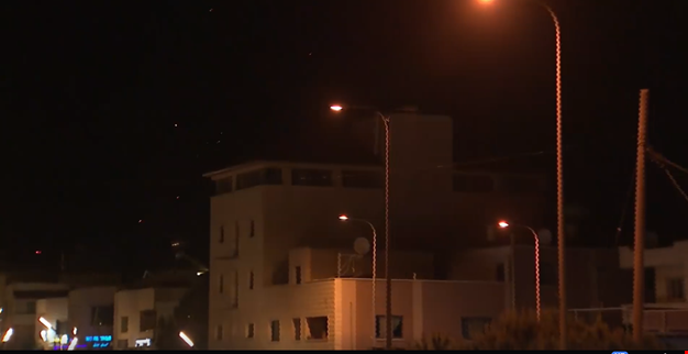 عشرات الصواريخ تنهال على الاحتلال الإسرائيلي والمستوطنون يهرعون إلى الملاجئ