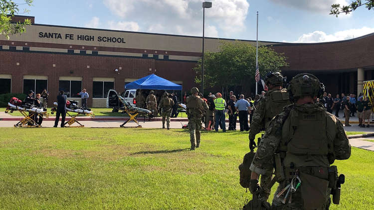 مقتل العشرات في إطلاق نار داخل مدرستين أمريكيتين
