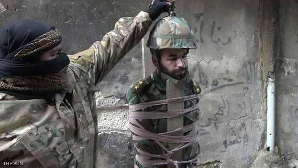 داعش يعدم ضابطاً سورياً بطريقة وحشية في مخيم اليرموك