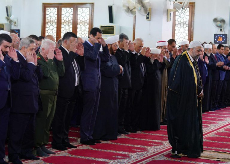 بالصور..الرئيس الأسد يصلي صلاة عيد الفطر في طرطوس