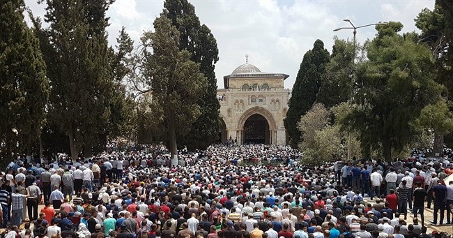 Palestinians Massively Attend Friday Prayers at Al-Aqsa Mosque Despite Israeli Restrictions