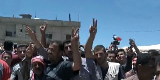 مئات المسلحين في بلدات ريف درعا يسلمون أسلحتهم للجيش السوري