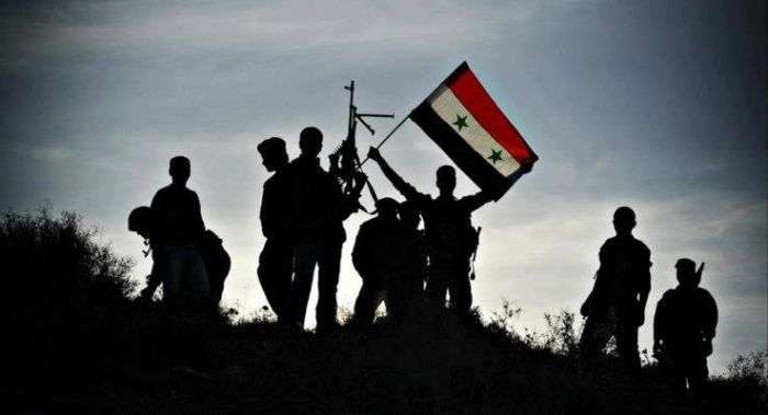 بعد 7 سنوات ..العلم السوري يرفرف فوق الجامع العمري وسط درعا