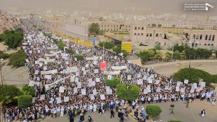آلاف اليمنيين يحيون الذكرى السنوية للصرخة التي أطلقها السيد الحوثي+صور
