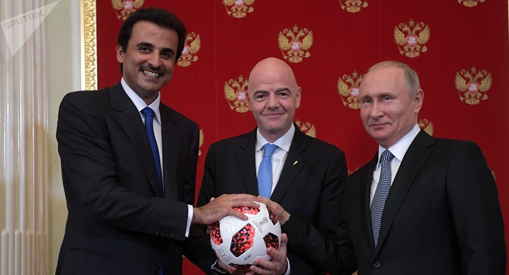 بوتين يسلّم أمير قطر الراية الرمزية لتنظيم مونديال 2022