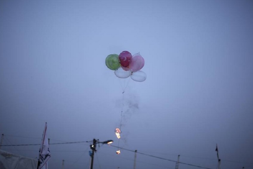 السلطات الإسرائيلية تهدد بحرب على غزة ما لم تتوقف عمليات إطلاق البالونات الحارقة