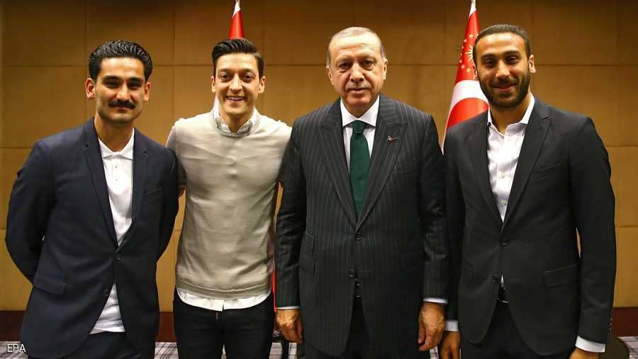 بيان أوزيل حول صورته الجدلية مع أردوغان