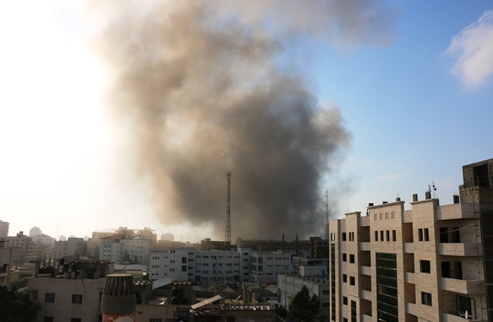 قصف صهيوني على مواقع لحماس...وإصابة ضابط إسرائيلي رفيع