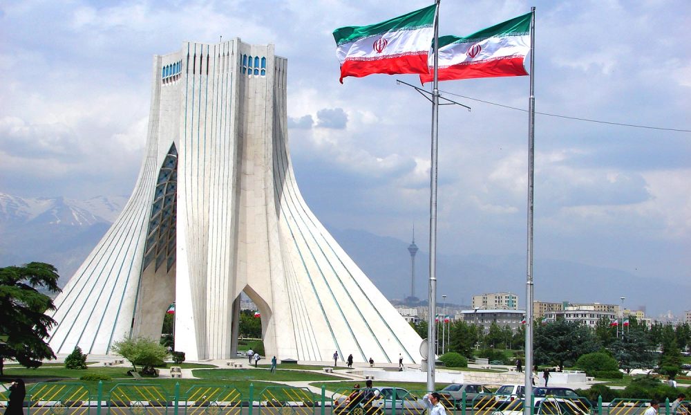 شرطة طهران: بالمرصاد للعابثين بإقتصاد البلاد