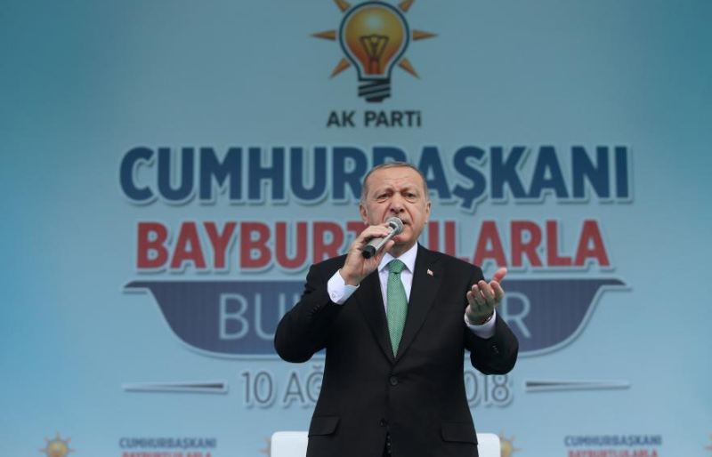 Erdogan Urges Turks to Buy Falling Lira amid Economic War with US