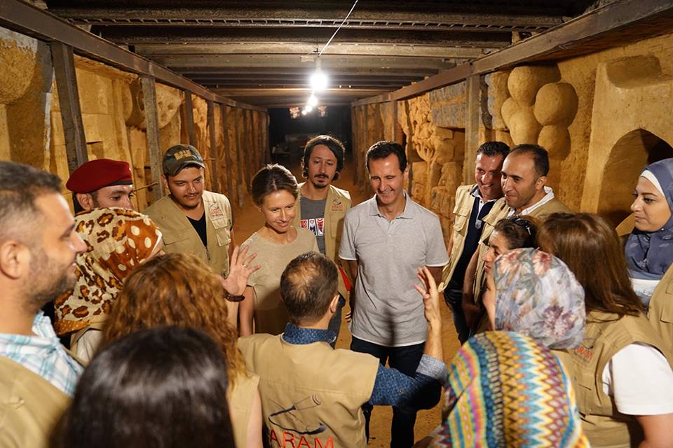 الأسد يزور أحد الأنفاق في جوبر بعد تحويله إلى معرض فني