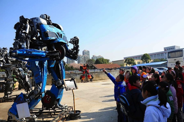 القبض على روبوت عملاق في شوارع بكين