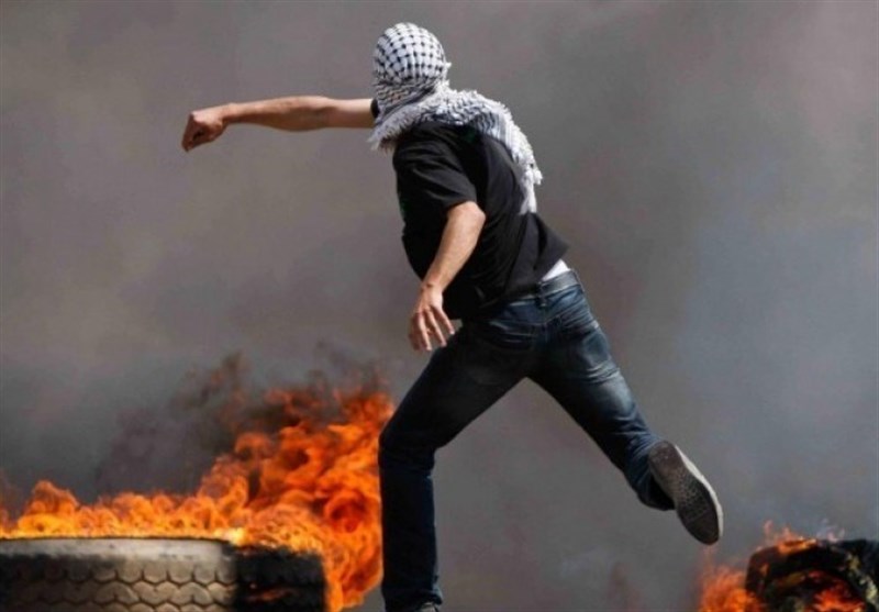 مواجهات عنيفة بين شبان فلسطينيين وقوات العدو الصهيوني وسط رام الله المحتلة