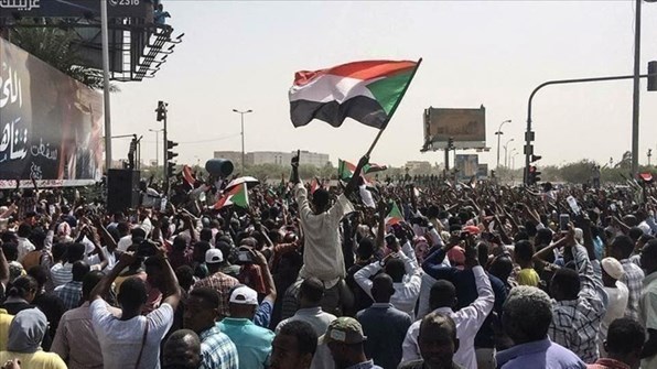 تجمع المهنيين السودانيين: تصريحات البرهان حول عدم تسليم البشير لمحكمة لاهاي غير مقبولة