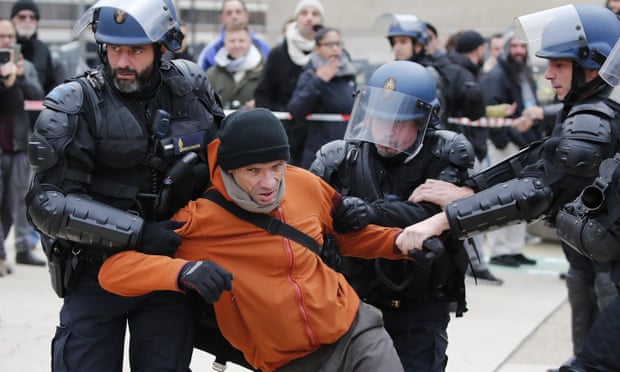 Protesters Block Paris Subway on 19th Day of Strikes