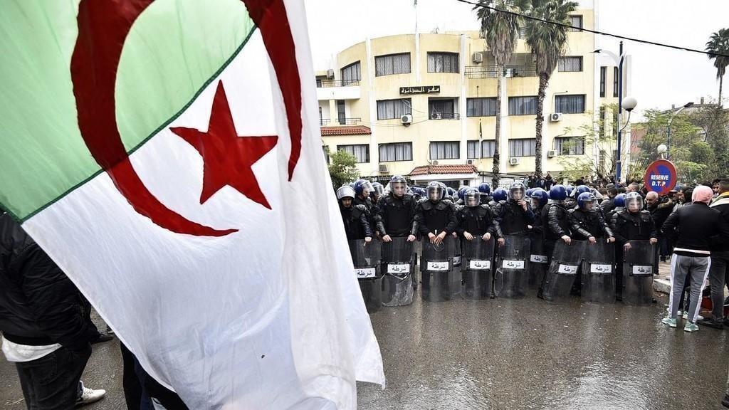 تبون لم يقنع المتظاهرين.. ما الذي ينتظر الجزائر؟
